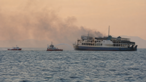 Cinci morți și 41 de dispăruți după incendiul unui feribot