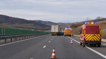 Trei persoane au fost rănite după ce un camion a lovit o mașină oprită pe DEx12