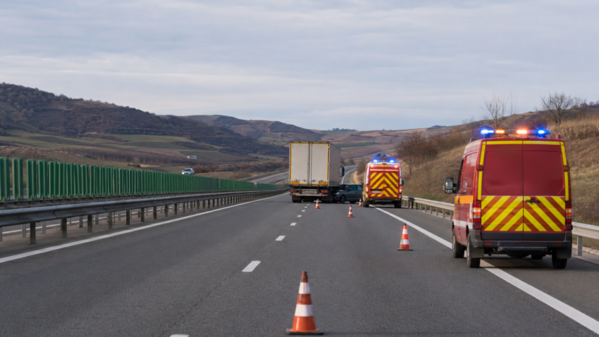 Trei persoane au fost rănite după ce un camion a lovit o mașină oprită pe DEx12