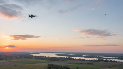 Un avion NATO a doborât o dronă care intrase în spațiul aerian al României