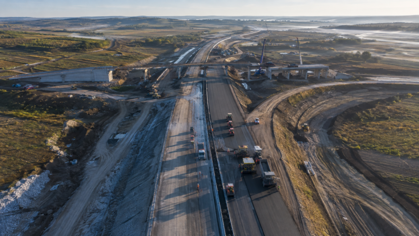 Doar 45,9 kilometri de autostradă finanțați prin PNRR ar urma să respecte termenul