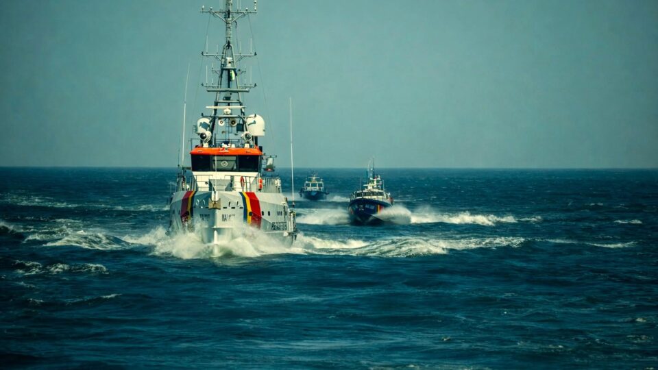 Garda de Coastă: Intervenție pentru salvarea echipajului unei nave care s-a scufundat în Marea Neagră