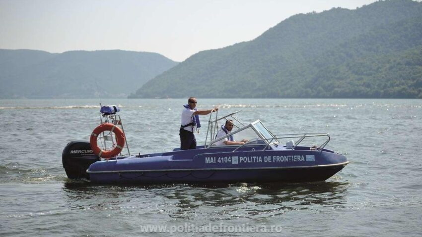 Cetățean sârb, salvat de polițiștii de frontieră, în mijlocul Dunării, după ce a adormit pe un colac