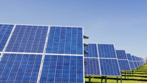 România accelerează tranziția energetică: mii de megawați noi în sistem