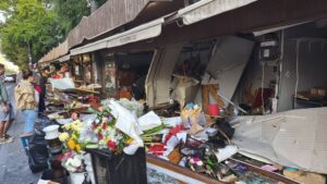 Accident spectaculos în Craiova. Un șofer de 19 ani a ajuns cu mașina în chioșcurile de flori