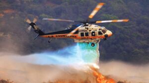 Incendiu în Parcul Domogled. Intervenție cu două elicoptere Black Hawk