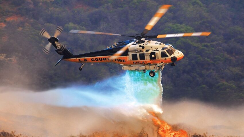Incendiu în Parcul Domogled. Intervenție cu două elicoptere Black Hawk
