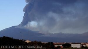 Vulcanul Etna a erupt din nou. Zborurile de pe aeroportul din Catania, suspendate