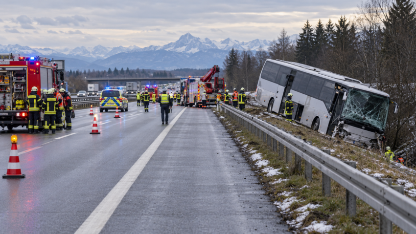 Doi morți și 19 răniți după răsturnarea unui autocar în apropiere de München