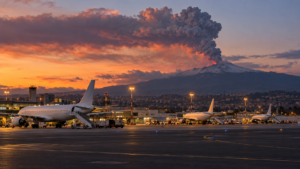Cenușa vulcanului Etna a perturbat din nou zborurile de la Catania