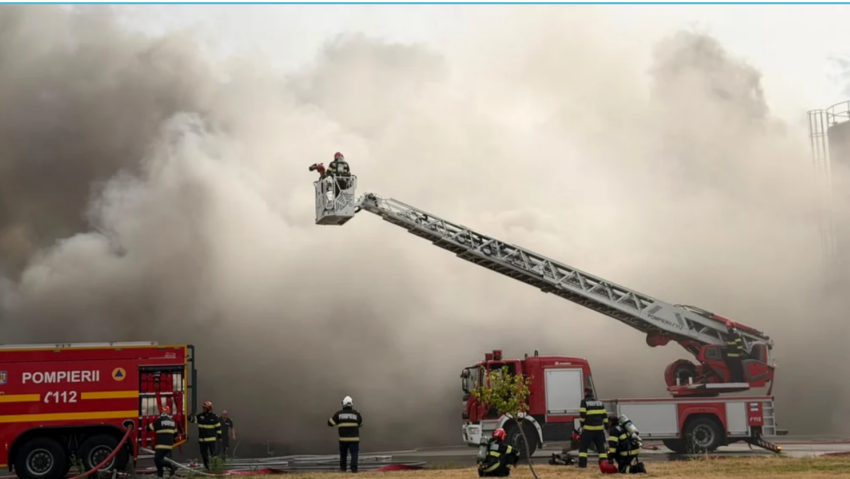 Drobeta-Turnu Severin: Continuă intervenția pompierilor la incendiul de la fabrica de celuloză