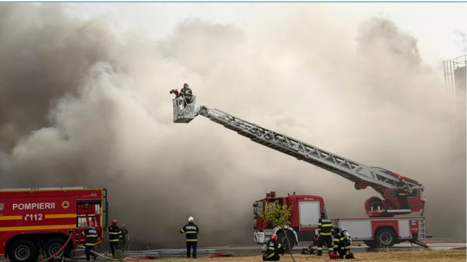 Drobeta-Turnu Severin: Continuă intervenția pompierilor la incendiul de la fabrica de celuloză