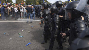 Violențe la protestul oierilor din Piaţa Victoriei/Jandarmii, atacați/Amenzi pentru protestatarii recalcitranţi