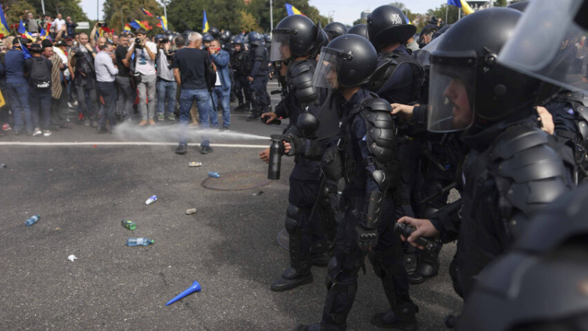 Violențe la protestul oierilor din Piaţa Victoriei/Jandarmii, atacați/Amenzi pentru protestatarii recalcitranţi