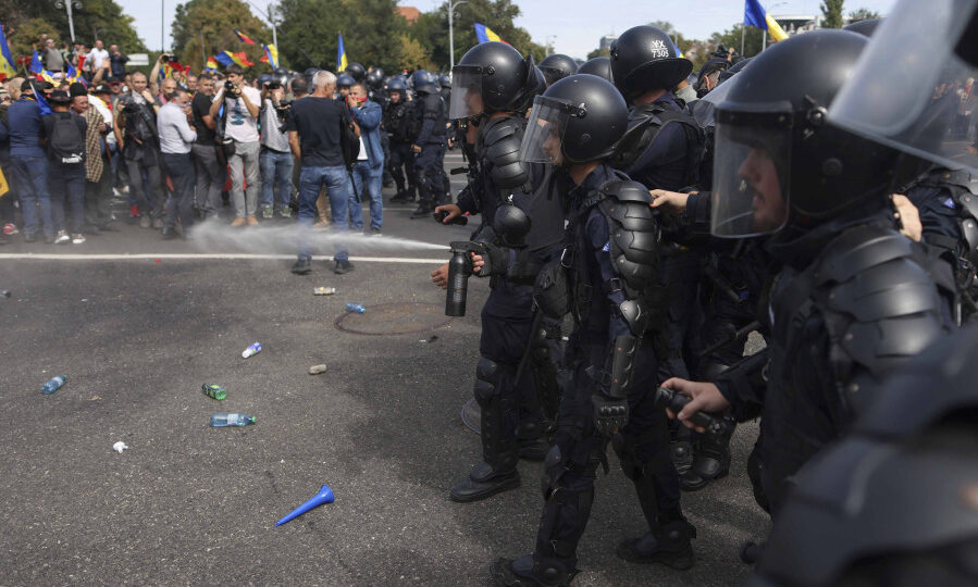 Violențe la protestul oierilor din Piaţa Victoriei/Jandarmii, atacați/Amenzi pentru protestatarii recalcitranţi