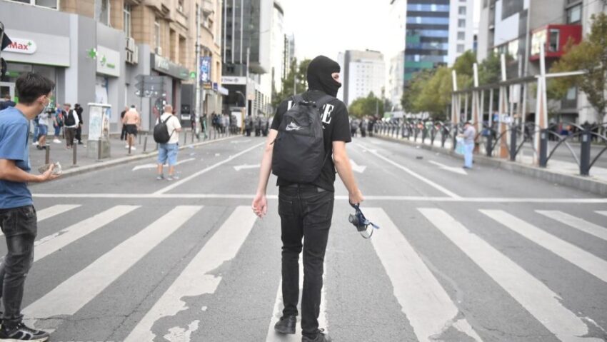 Continuă cercetările în urma protestului violent din Piața Victoriei