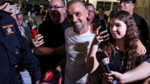 Haos la bordul unui avion flydubai: copilotul l-ar fi înjunghiat pe comandant, iar pasagerii au interveni