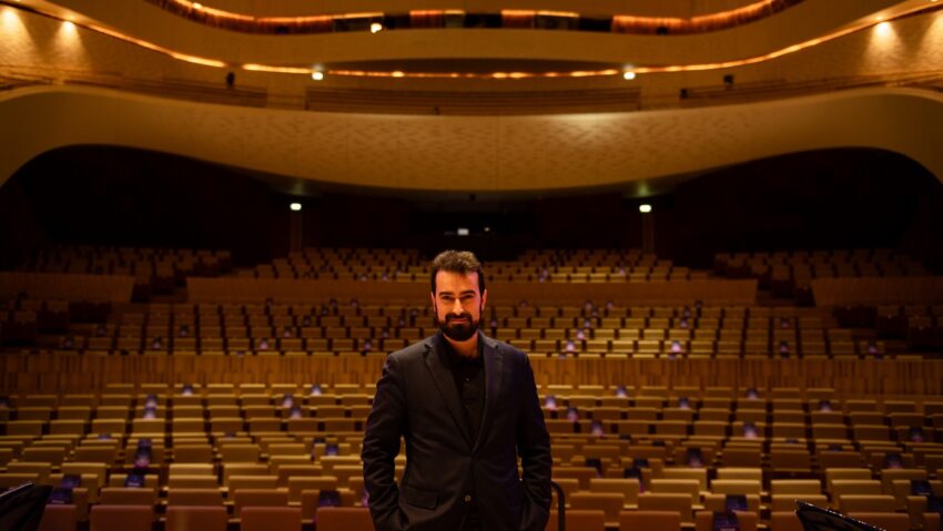 Celebrul harpist Xavier de Maistre deschide noua stagiune a Orchestrei de Cameră Radio, la Sala Radio