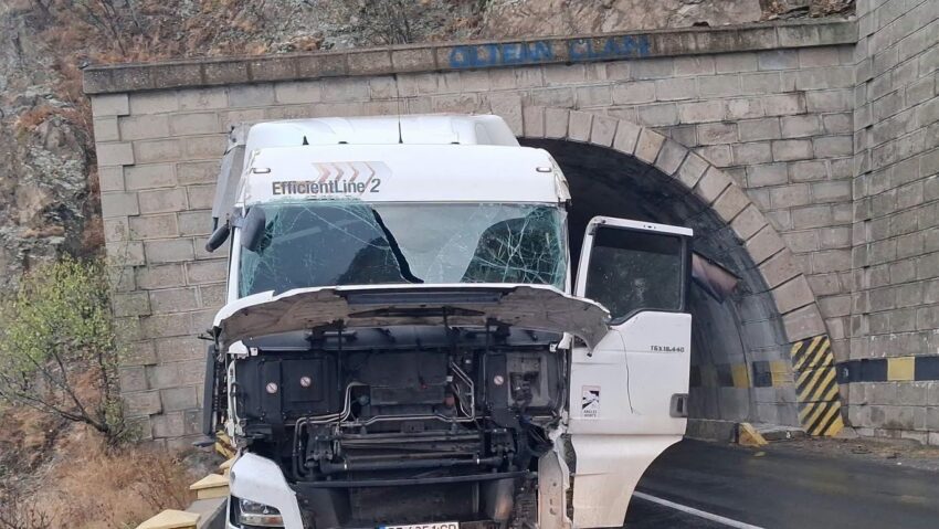 Accident rutier pe DN6, în zona Gura Văii, județul Mehedinți – circulația se desfășoară pe o singură jumătate a părții carosabile