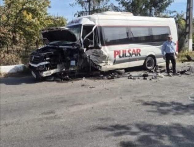 VÂLCEA: Planul Roşu de intervenţie, activat după o coliziune între un microbuz și un autoturism la Mateești