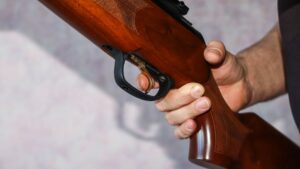 Slatina/Focuri de armă în timpul unor percheziții. Un fost viceprimar a tras cu o armă de vânătoare
