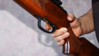 Slatina/Focuri de armă în timpul unor percheziții. Un fost viceprimar a tras cu o armă de vânătoare