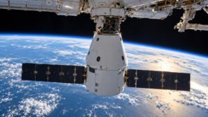 Dragon a andocat la ISS cu experimente și ultima pereche de panouri solare extensibile