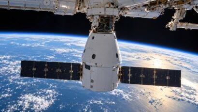 Dragon a andocat la ISS cu experimente și ultima pereche de panouri solare extensibile