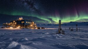 Nobelul pentru Fizică 2026 merge la Francis Halzen, pentru astronomia cu neutrini