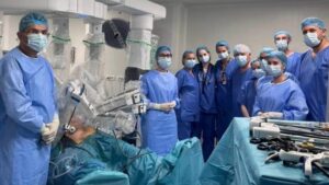 Premieră naţională la Institutul Fundeni: Primul transplant hepatic de la donator viu, cu recoltare robotică