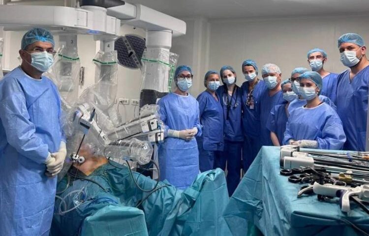 Premieră naţională la Institutul Fundeni: Primul transplant hepatic de la donator viu, cu recoltare robotică