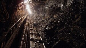 Protest la Mina Vulcan: Aproape o sută de mineri refuză să iasă din subteran