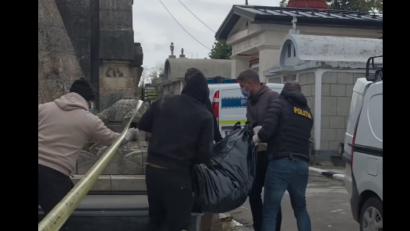 Slatina: Saci cu oase umane descoperiți în spatele unui zid fals în capela din cimitirul Strehareț