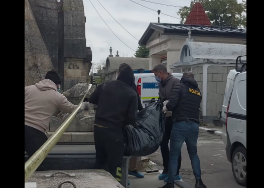 Slatina: Saci cu oase umane descoperiți în spatele unui zid fals în capela din cimitirul Strehareț