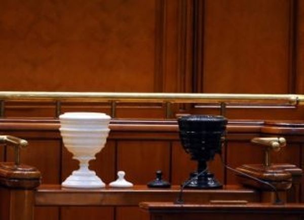 A început votul decisiv pentru învestirea Guvernului Luca Niculescu
